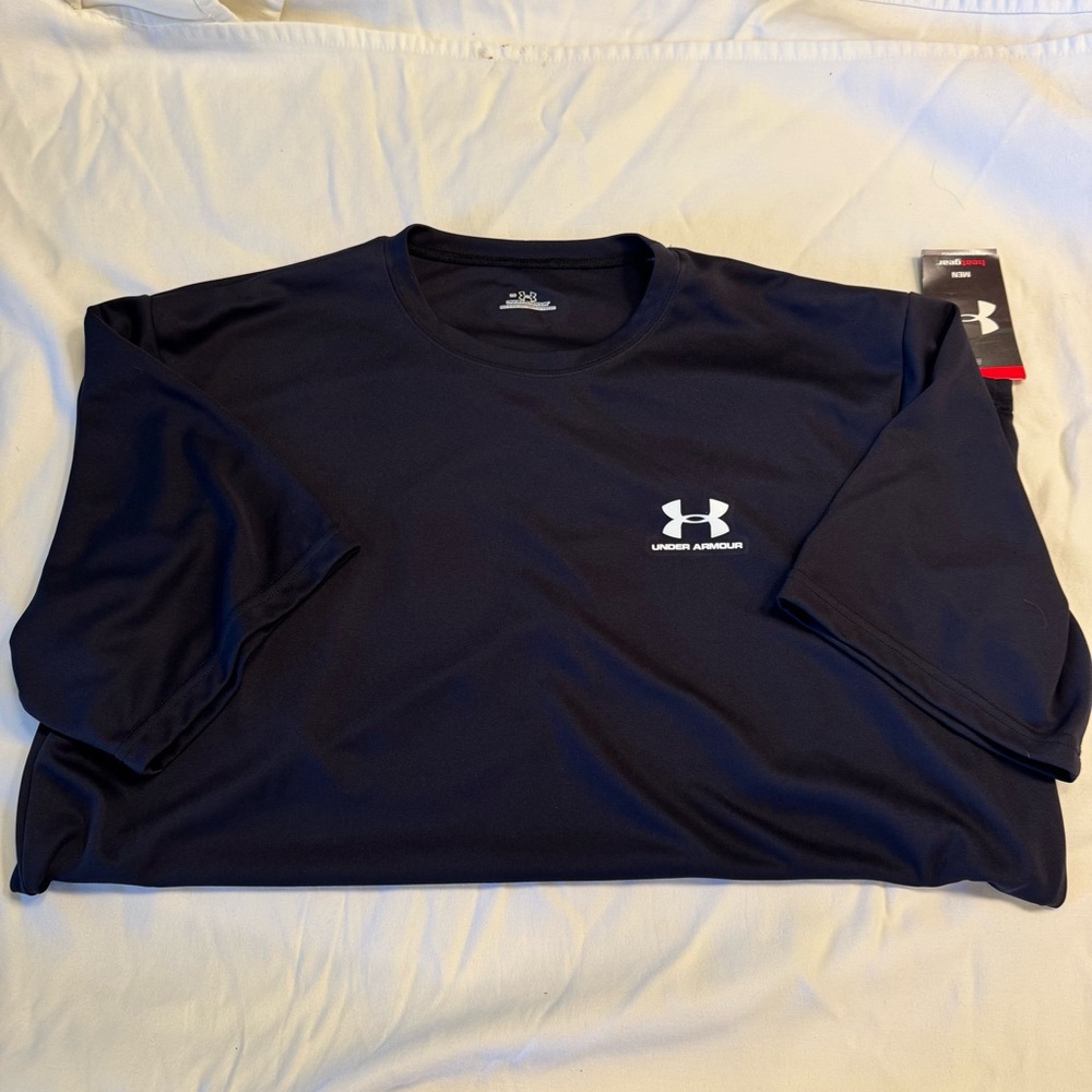 Under Armour Men’s Heat Gear black logo shirt, Size Large